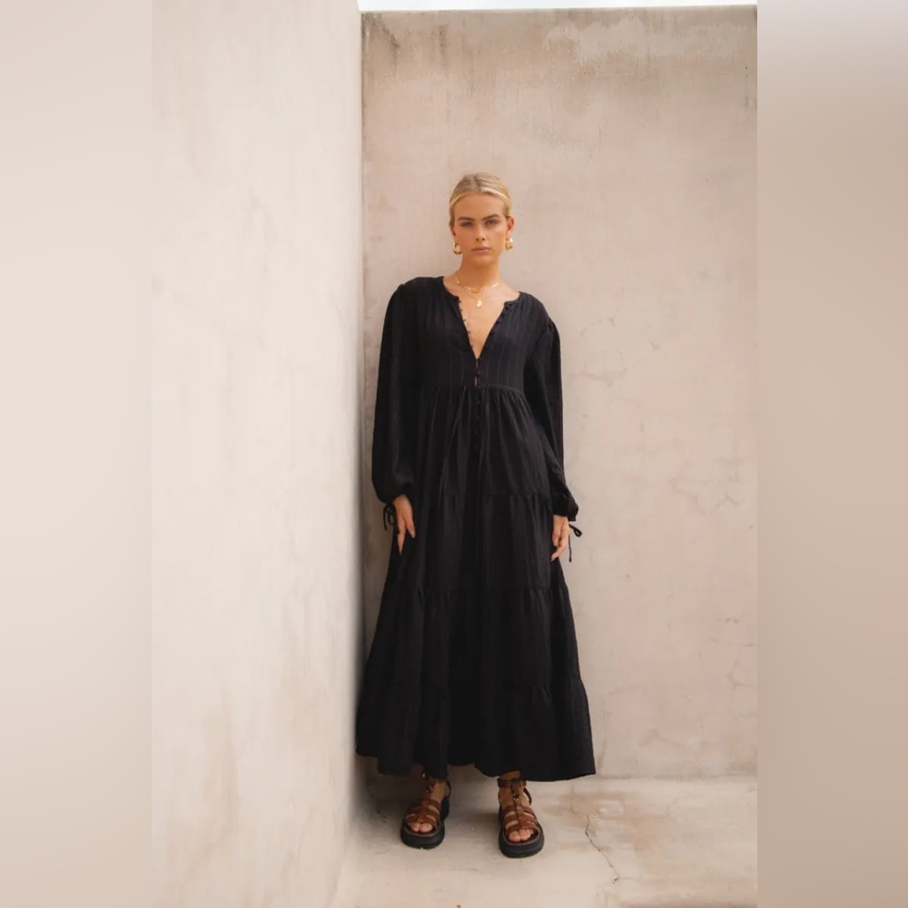 Dreaming Of Travel Midi Dress Black